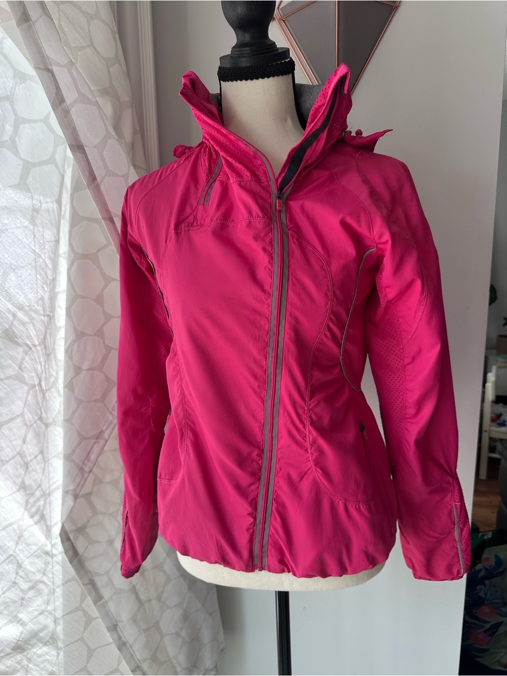 Lululemon Run Inspire Jacket Senorita Pink Full Zip Long Sleeve Hiking Hood sz 4 - Picture 1 of 16